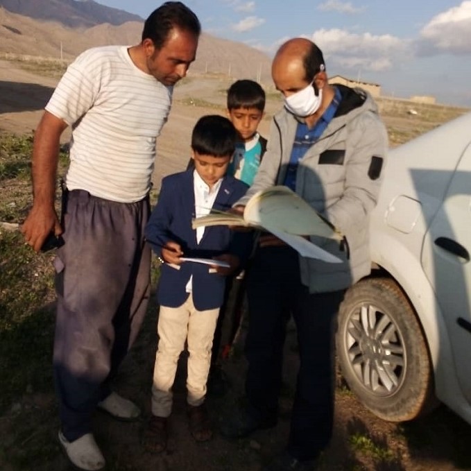 ایثار و از خودگذشتگی معلمان اقلیدی در آموزش به دانش آموزان مناطق فاقد دسترسی به اینترنت