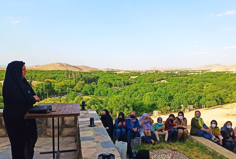 ادیبان اقلید و آباده، با ترنم شعر و ادب به صحبت نشستند