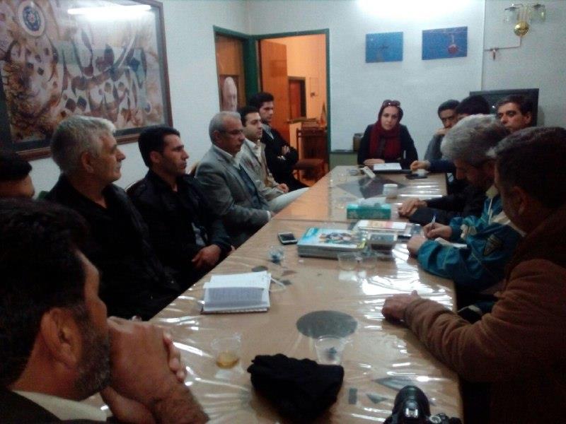 هنرمندان به کمک همیاران آب می روند