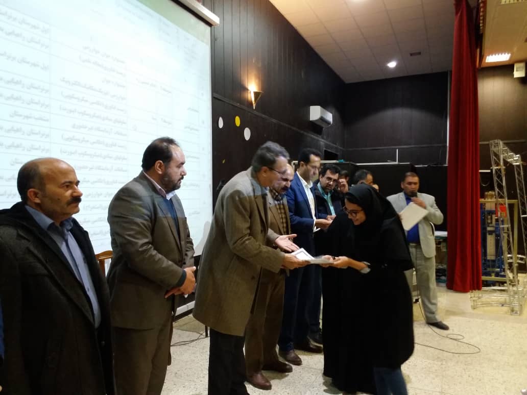 تجلیل از دانش آموزان و رابطین پژوهش سرا (دانش آموزان پژوهشگر و مسابقات آزمایشگاه استانی) در اقلید