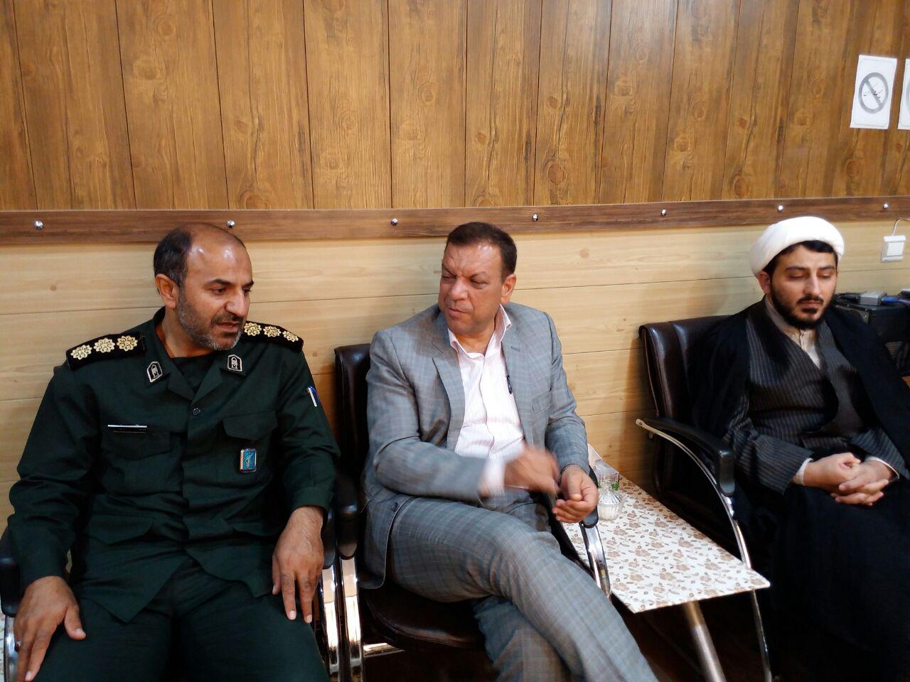حضور فرماندار اقلید در سپاه و تبریک روز پاسدار 